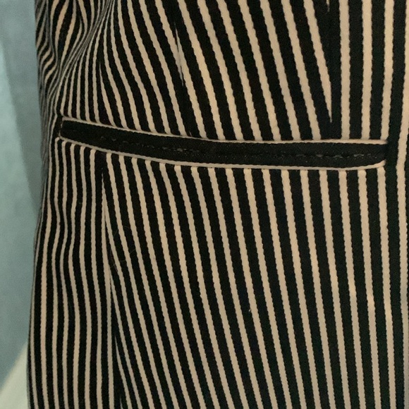Striking bold black white stripe blazer - Picture 4 of 9